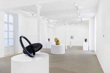 Exhibition view: Jean-Luc Moulène, the dot the well the plain and the rain, Galerie Chantal Crousel, Paris (16 October–18 November 2023). Courtesy the artist and Galerie Chantal Crousel. Photo: Martin Argyroglo. © Jean-Luc Moulène/ADAGP, Paris (2023).